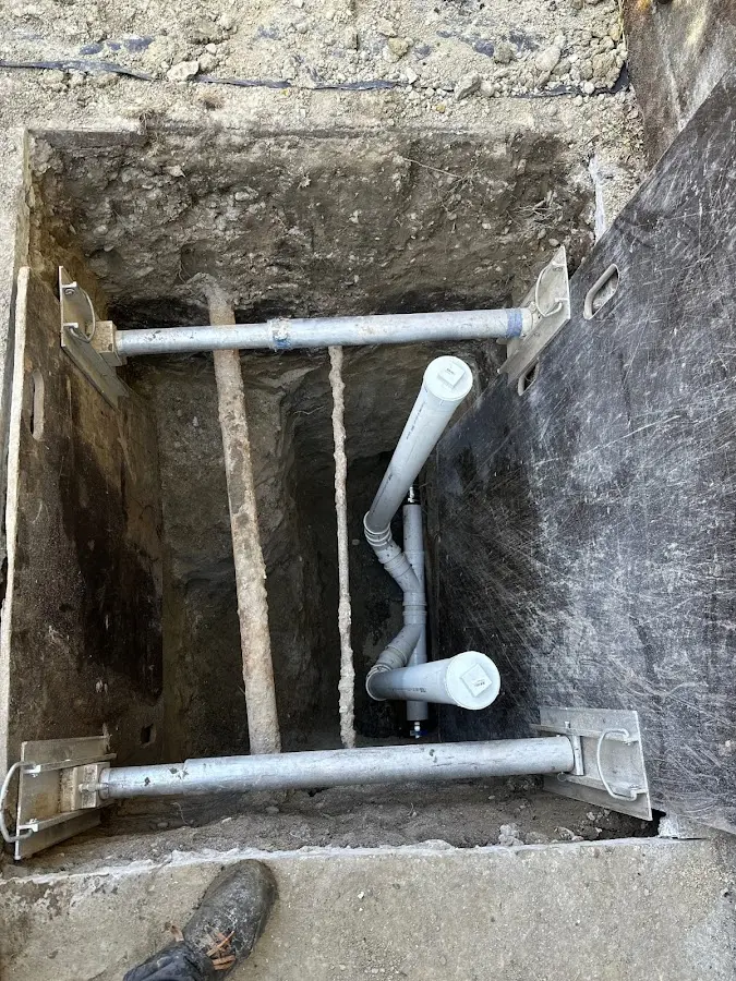 Experienced plumber completing Drain Cleaning work in Islandia